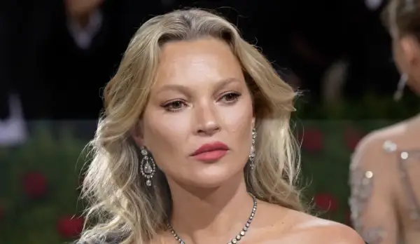 Kate Moss-stil med blont hår, diamantörhängen och en elegant halsband.