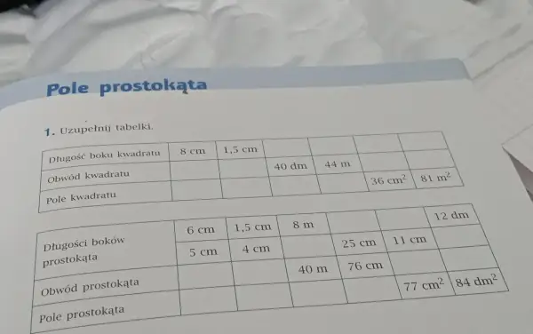 Zadanie z matematyki: uzupełnij tabelki dotyczące pola i obwodu kwadratów i prostokątów. Skala 1:2 nie jest widoczna na obrazku.