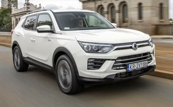 Biały SsangYong Korando w ruchu ulicznym. Czy to początek kolejnych awarii?