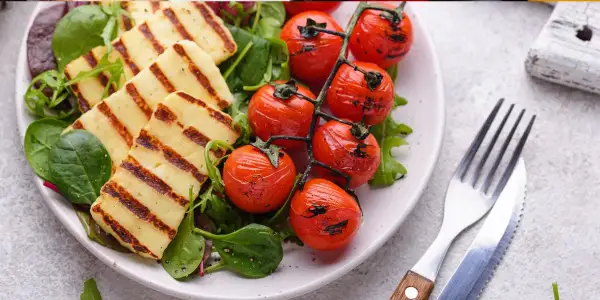 Wegetariański grill: Jak zaskoczyć smakiem? Warzywa, sery, tofu