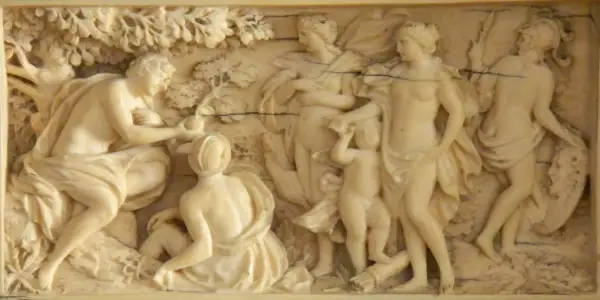Rzeźba przedstawia scenę z mitologii, gdzie Parys wręcza jabłko Afrodycie. To symboliczny sąd Parysa, który zapoczątkował wojnę trojańską.