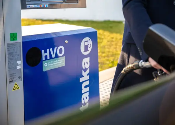 Tankning av HVO 100, ett fossilfritt bränsle, vid en pump.