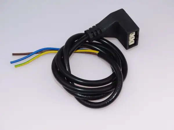 Czarny kabel z wtyczką kątową i trzema żyłami (brązowa, niebieska, żółto-zielona) – idealny jako przewód do pompy ciepła.