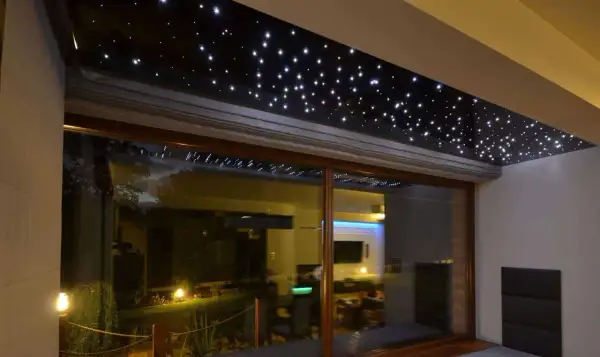 Gwiezdne niebo led nad tarasem, tworzące magiczną atmosferę.