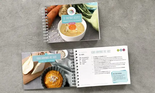 Babybrei-Kochbuch mit Rezepten für Mittagsbrei, Abendbrei und Nachmittagsbrei. Ein Rezept zeigt Kürbis-Birnenbrei mit Hirse.