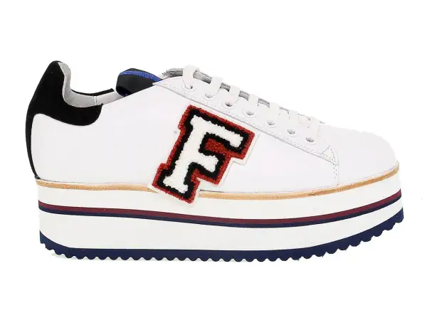 Scarpa bianca Fabi con plateau, logo "F" ricamato e dettagli colorati.