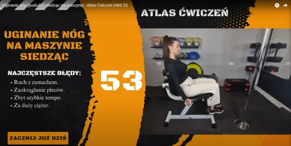 Kobieta wykonuje ćwiczenie leg curl na maszynie siedząc. Na ekranie widnieje numer 53 i tytuł "Uginanie nóg na maszynie siedząc".