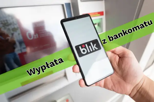 Dłoń trzyma smartfon z logo Blik przed bankomatem. Można w ten sposób wypłacić pieniądze.