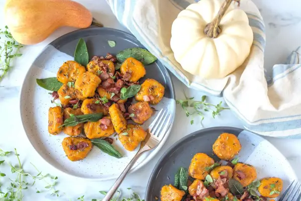 Gnocchi di zucca con pancetta croccante e salvia fresca, un piatto autunnale delizioso.