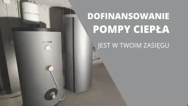 Dwa bojlery, jeden z nich z pompą ciepła, w pomieszczeniu technicznym.