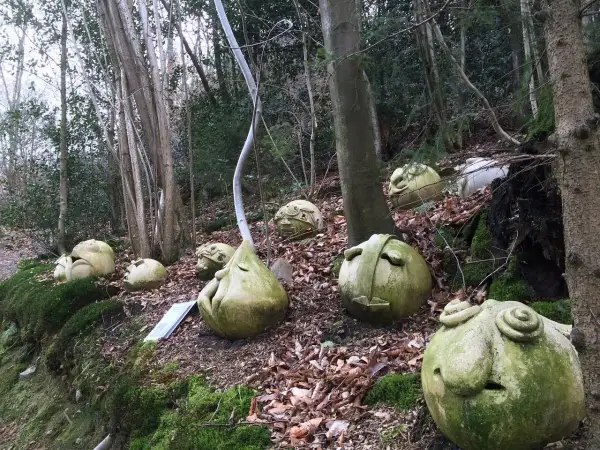 Waldskulpturen im Wald bei Leichlingen. Diese besonderen Veranstaltungen ziehen Besucher an, die die Kunstwerke in der Natur bestaunen.