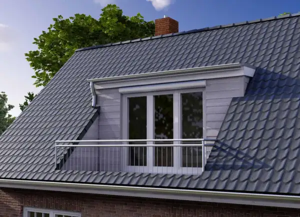 Moderne dach loggia mit Glastüren und Geländer, umgeben von einem grauen Ziegeldach und grünen Bäumen.