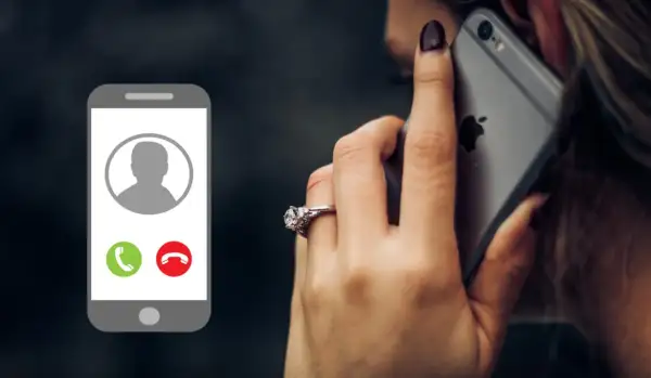 Kobieta z pierścionkiem na palcu odbiera telefon. Ekran pokazuje ikonę połączenia, sugerując jak ukryć nr tel.