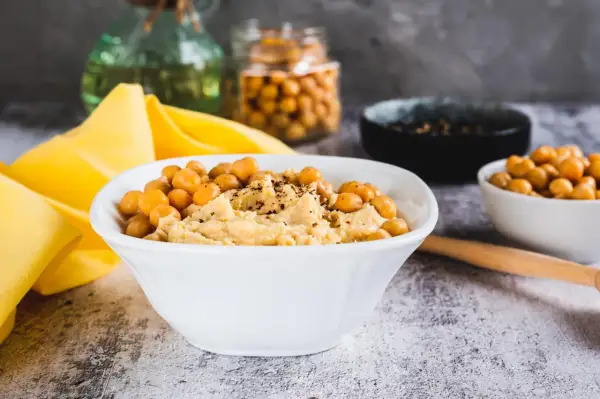Pyszny, kremowy hummus z ciecierzycą, posypany przyprawami. Idealny dip, który odpowiada na pytanie: co to jest hummus?