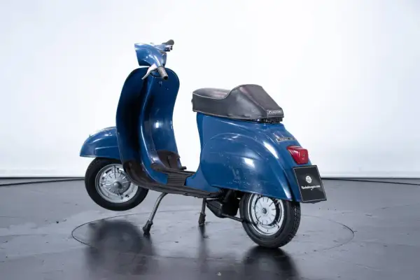 Vespa blu brillante, pronta per essere verniciata senza smontarla. Un restauro fai-da-te alla portata di tutti.