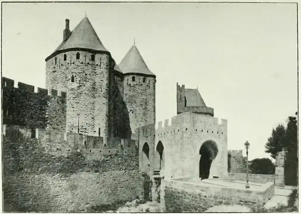 Vue des remparts de Carcassonne, un lieu chargé d'histoire, où le passé murmure des récits de batailles et de décès.