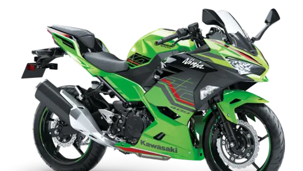 Kawasaki Ninja 400, una de las deportivas motos guapas, con su característico color verde y diseño agresivo.
