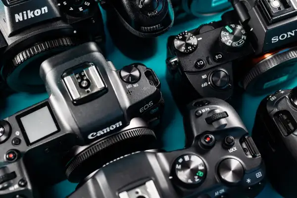 Zestaw aparatów Canon, Nikon i Sony, gotowych do uchwycenia niezapomnianych chwil i udziału w międzynarodowych konkursach fotograficznych.