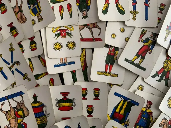 Un mazzo di carte napoletane, con figure colorate e simboli. Chissà chi ha inventato le carte napoletane, un gioco che unisce generazioni.