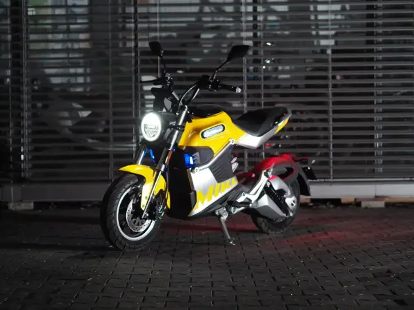 Żółty, nowoczesny motocykl, idealny jako motocykl dla 50 latka. Stylowy design i elektryczne napędy.
