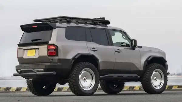 Robusto Toyota Land Cruiser 150 off road, listo para la aventura con llantas todoterreno y portaequipajes.