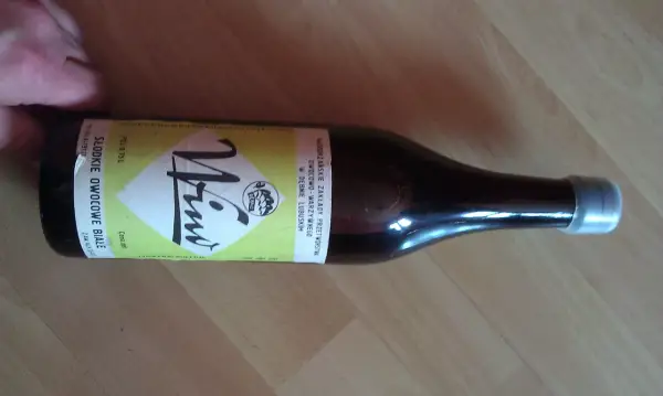 Butelka słodkiego wina owocowego "Ninu" z lat 70. lub 80. XX wieku, z etykietą "wino patykiem pisane".