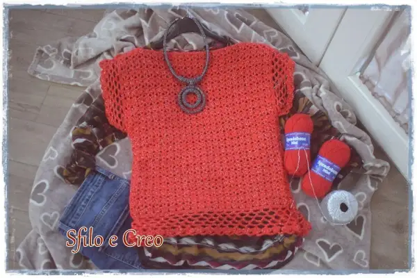 Gilet all'uncinetto rosso brillante, con filati e schemi gratis per creare il tuo.