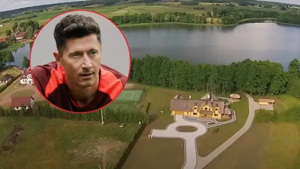 Piękny dom Lewandowskiego nad jeziorem, z kortem tenisowym i otaczającą zielenią.