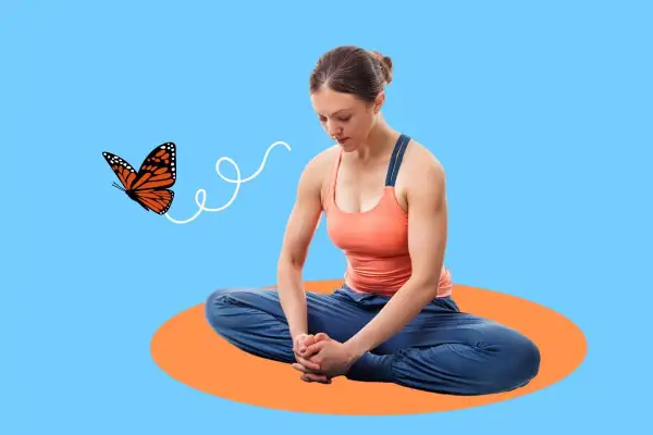 Donna in posizione farfalla yoga, con una farfalla arancione che vola accanto.
