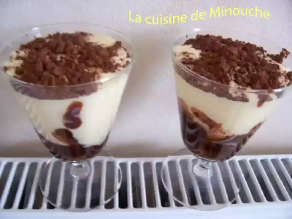 Deux coupes de tiramisu Nutella, garnies de cacao, sur un radiateur.