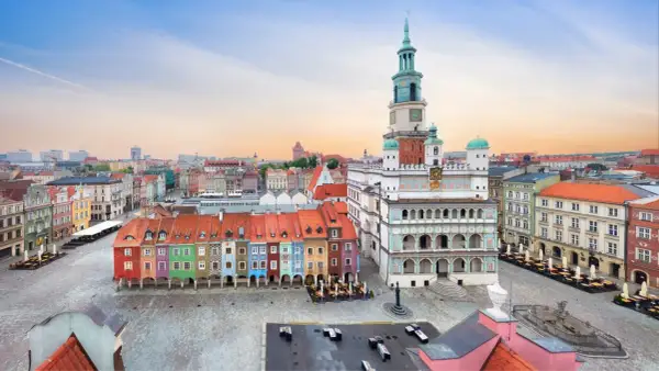 Poznański Rynek, jeden z najpiękniejszych rynków w Polsce, z kolorowymi kamieniczkami i renesansowym ratuszem.