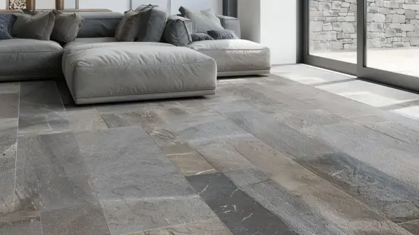 Pavimento in pietra di Luserna, grigio e variegato, con un divano moderno. Ideale per chi cerca consigli su come pulire la pietra di Luserna.