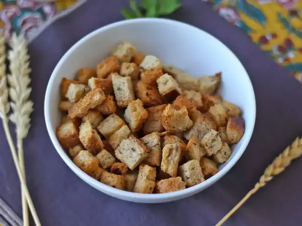 En skål med gyllene krutonger, perfekta för att förhöja din sallad. Ett enkelt krutonger recept som alla kan lyckas med.