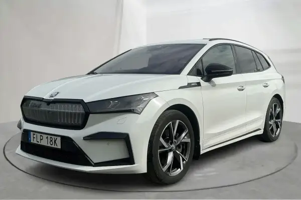 Vit Skoda Enyaq begagnad, en modern elbil med sportig design och snygga fälgar. Perfekt för familjen som söker en hållbar och stilfull transport.