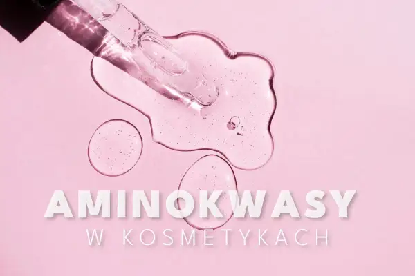 Kropla serum z pipety na różowym tle. Napis "AMINOKWASY W KOSMETYKACH" podkreśla ich znaczenie w pielęgnacji.