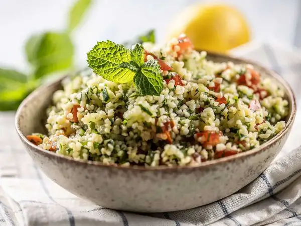 En skål med tabbouleh, en fräsch sallad där man kan koka bulgur med tomat, persilja och mynta.