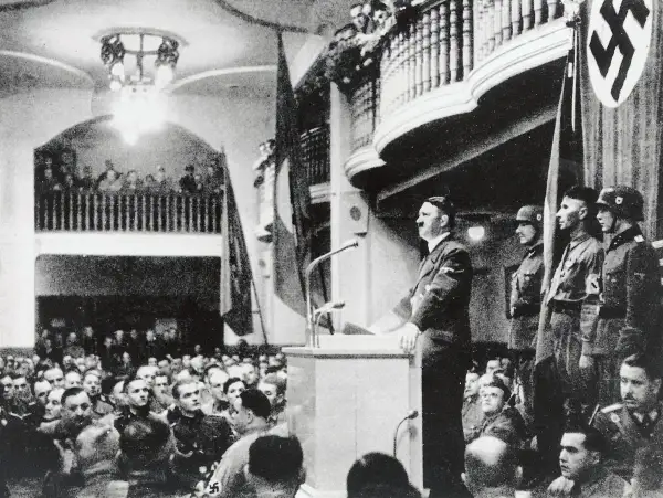 Hitler spricht vor jubelndem Publikum. Ein Attentat auf Hitler 1939 scheiterte. Soldaten stehen Spalier.