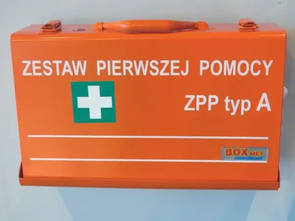 Apteczka w aucie: Czy jest obowiązkowa? Sprawdź przepisy i skład.