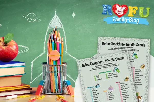 Eine Rakete aus Buntstiften und ein Apfel auf Büchern vor einer Tafel mit einer Raketenzeichnung. Eine "Klassenlehrer Checkliste" für den Schulranzen liegt daneben.