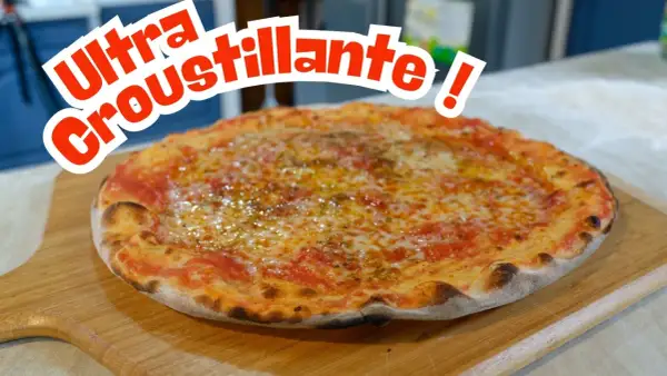 Une pizza ultra croustillante, parfaite pour une recette pâte à pizza fine. Son bord doré et sa garniture généreuse invitent à la dégustation.