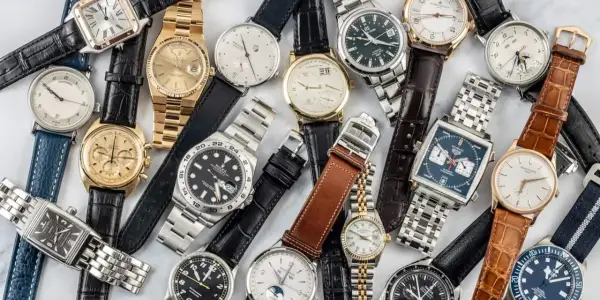 Un assortimento di orologi di lusso, un vero e proprio mercato di orologi per intenditori, con cinturini in pelle e metallo.
