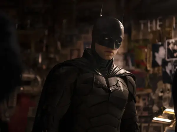 Robert Pattinson jako Batman, jeden z wielu utalentowanych aktorów wcielających się w Mrocznego Rycerza.