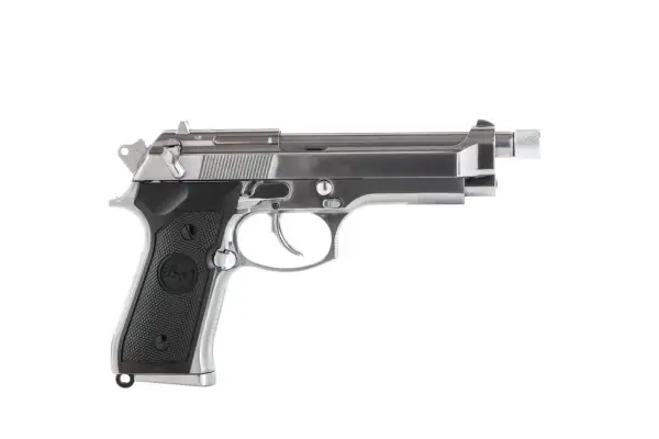 Pistola airsoft plateada con silenciador, lista para la acción.