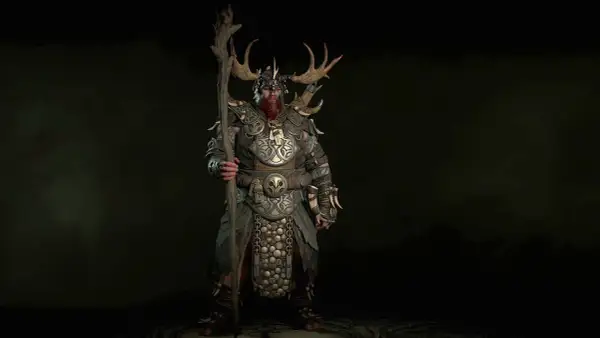 Potężny diablo 2 druid w zbroi z rogami jelenia, trzymający kostur.