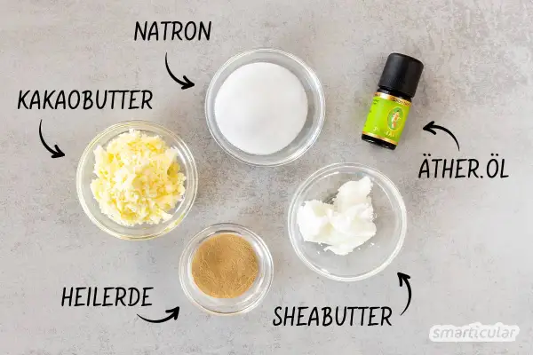 Zutaten für selbstgemachtes Deo: Kakaobutter, Natron, Heilerde, Sheabutter, Zucker und ätherisches Öl.