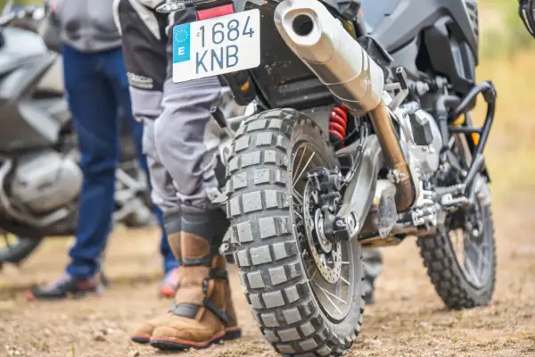 Motocicleta lista para la aventura offroad que es. Ruedas todoterreno, equipo de protección y matrícula española.