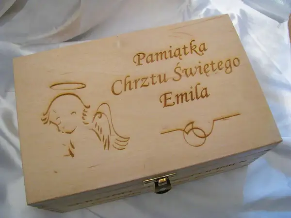 Drewniane pudełko z grawerem na Chrzest Świętego Emila. Uroczy aniołek i napis tworzą pamiątkę na lata.