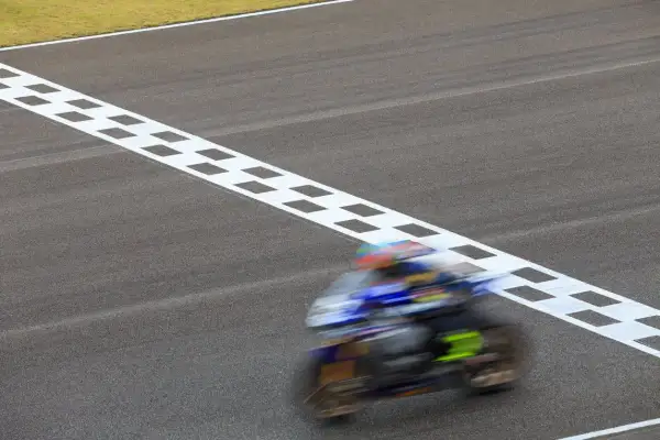 Una moto de MotoGP cruza la meta. ¿Cuánto pesa una moto de moto gp? Alrededor de 157 kg.