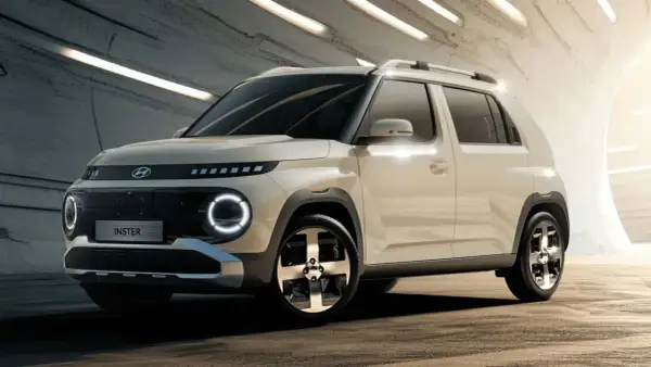 Hyundai Casper, un SUV compatto con fari circolari distintivi e un design moderno, pronto per l'avventura urbana.