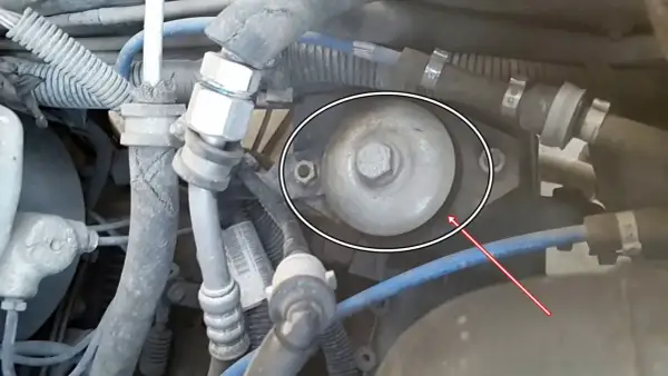 Componente circular con perno central, parte del taco motor donde va el sistema de aire acondicionado.